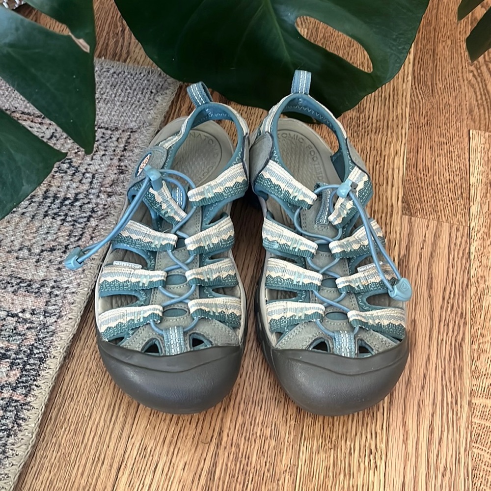 Sz 8 Womens Keen Sandals